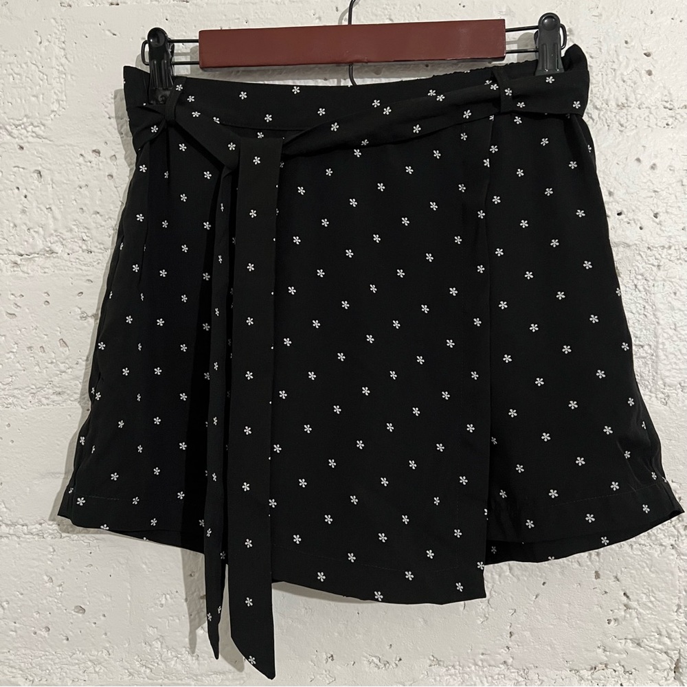 5/$25 E M Womens Skort S Black White Floral Belted AQ15